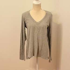 100% cotton WILT gray hi low v-neck long sleeve shirt in size S